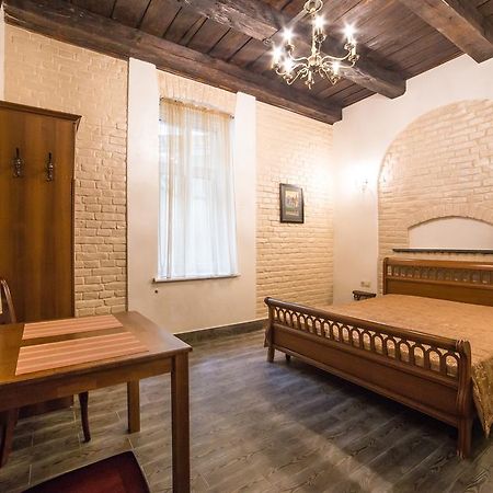 Apartment On Valova 16-2- 2 Minutes To Market Square Lviv Bagian luar foto