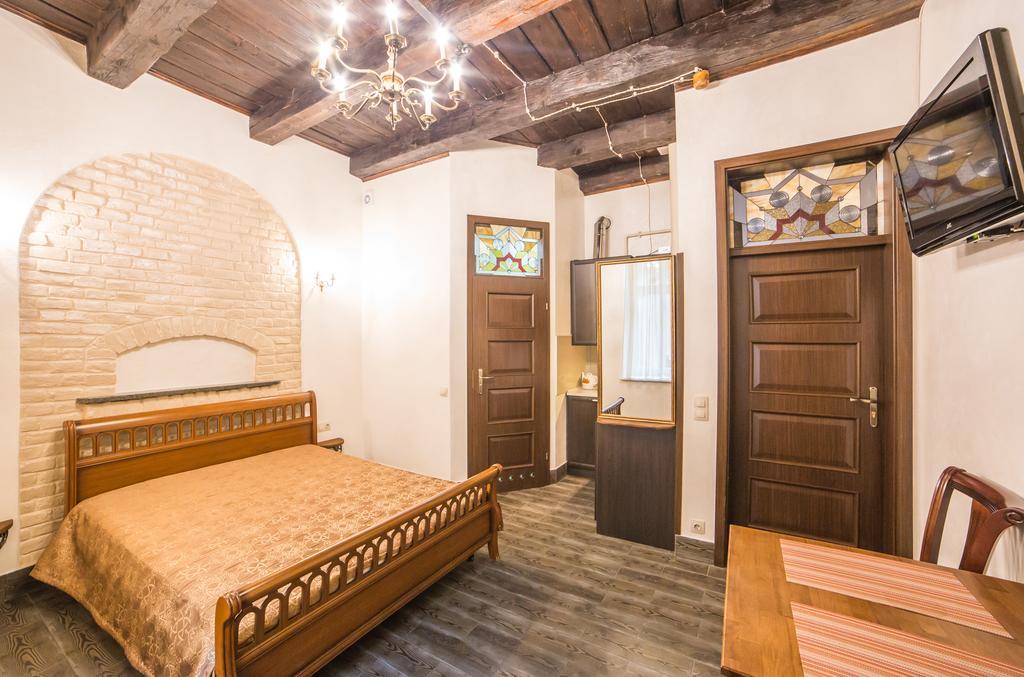 Apartment On Valova 16-2- 2 Minutes To Market Square Lviv Bagian luar foto