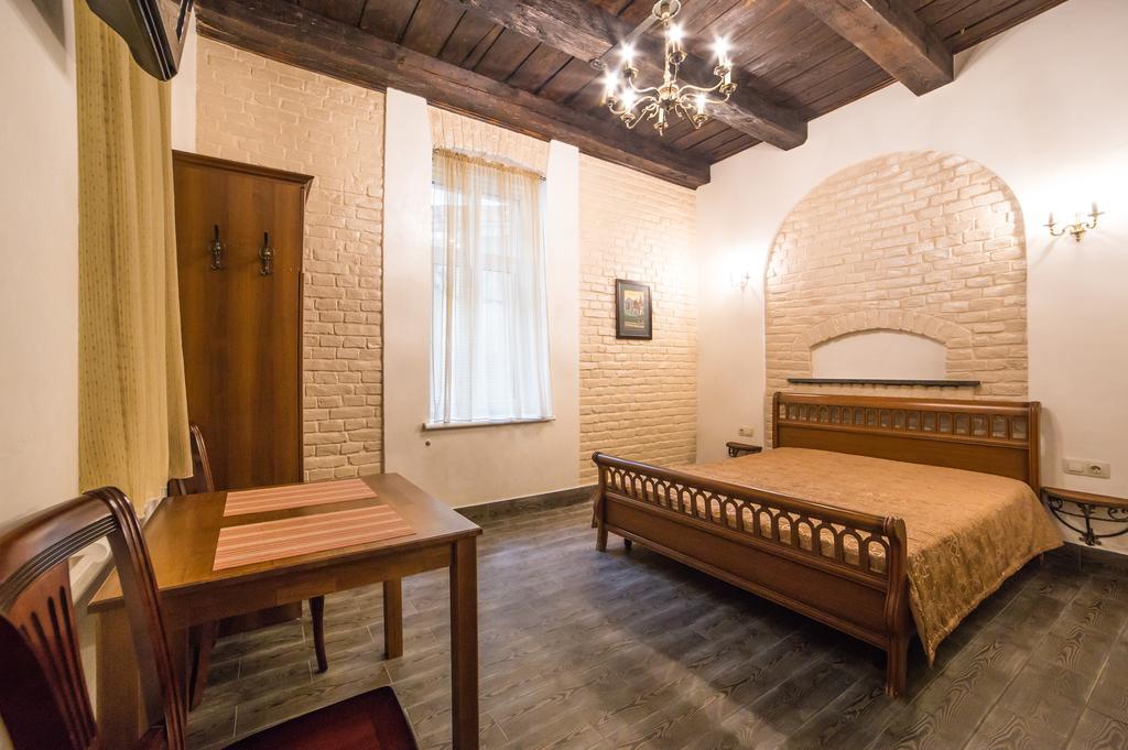 Apartment On Valova 16-2- 2 Minutes To Market Square Lviv Bagian luar foto