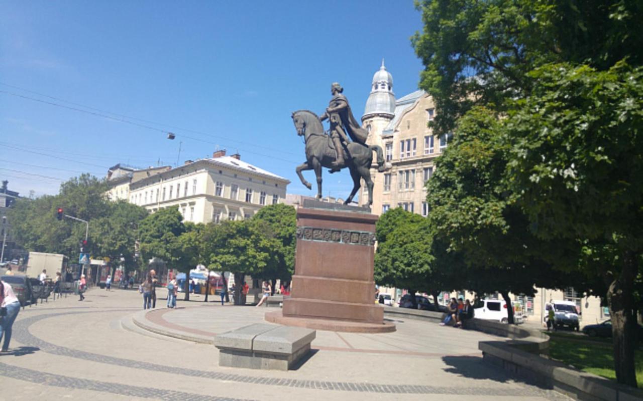 Apartment On Valova 16-2- 2 Minutes To Market Square Lviv Bagian luar foto